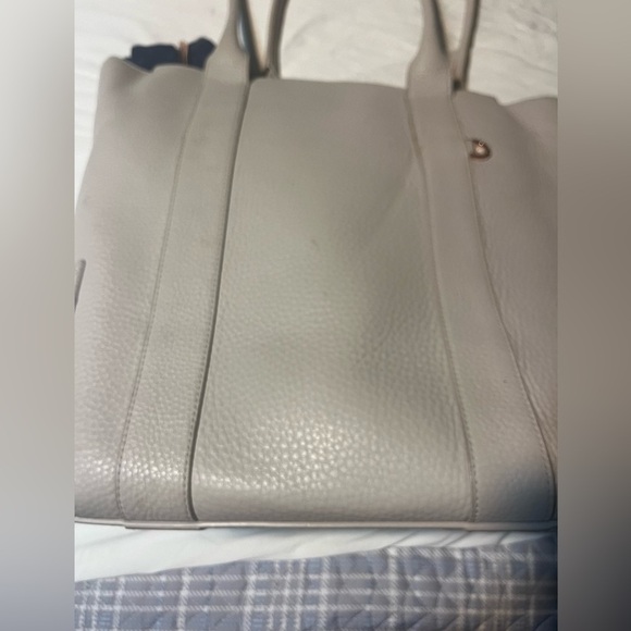 Elegant Gray Leather Tote Bag - Picture 3 of 3